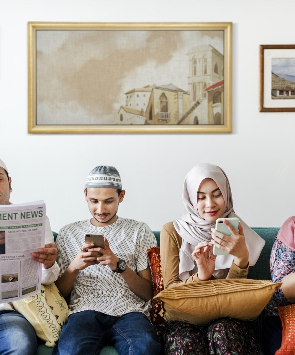 muslim-family-reading-the-news.jpg